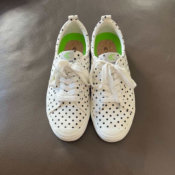 Cariuma OCA-low canvas sneaker in white polka dot. Size 10 women’s. - Picture 2 of 4